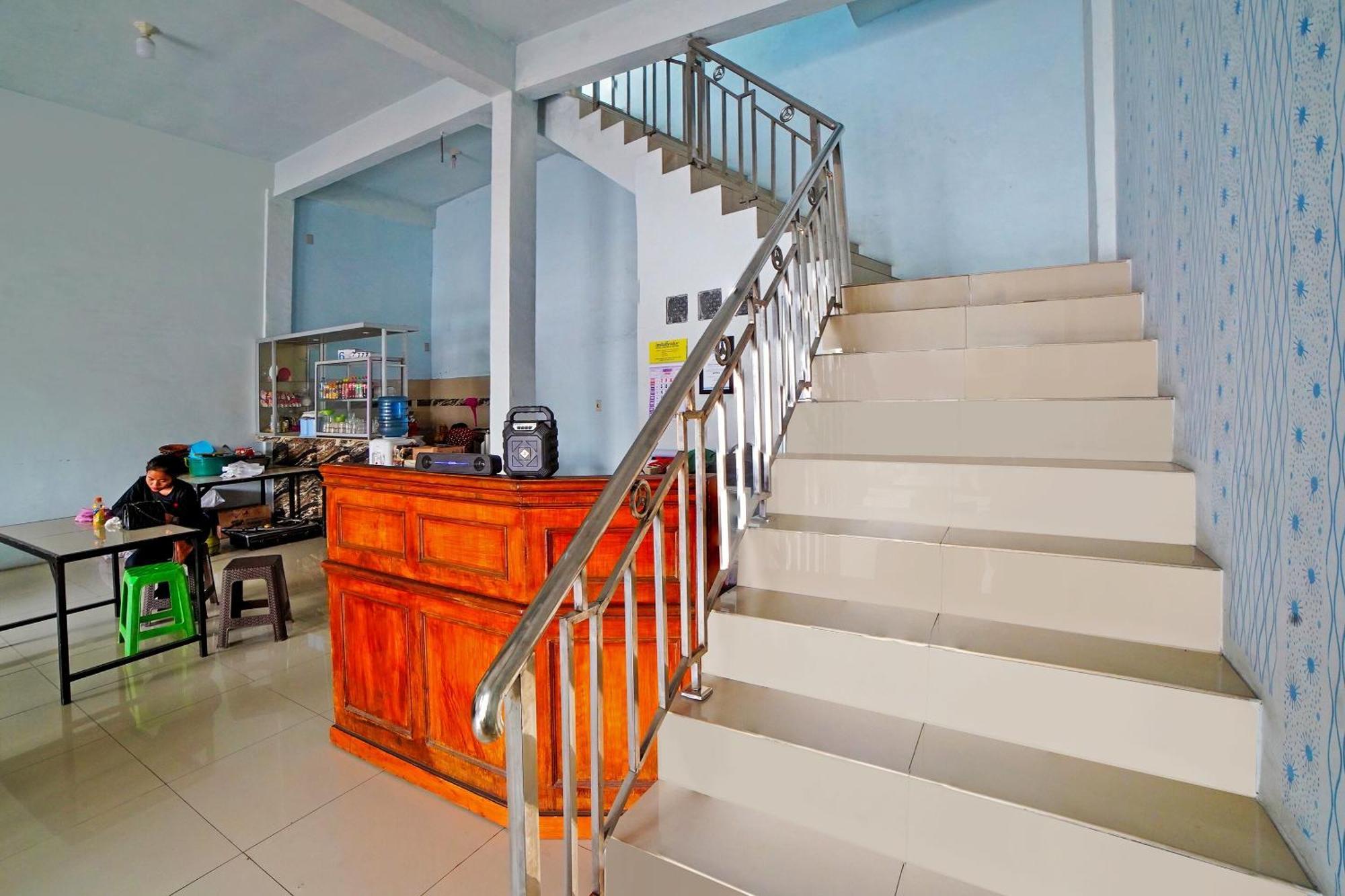 Oyo 90922 Gurusinga Guesthouse Medan Exterior foto